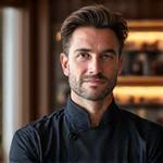 Portrait souriant d'Antoine Lefevre, chocolatier et confiseur.